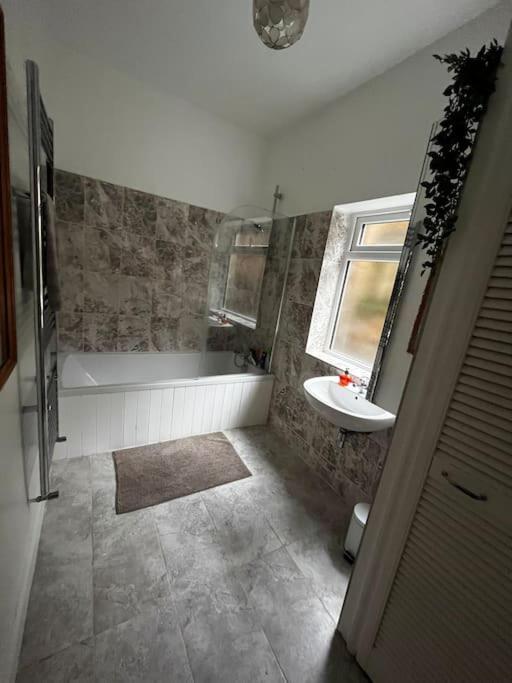 Leilighet 3 Bed Ground Floor Flat *