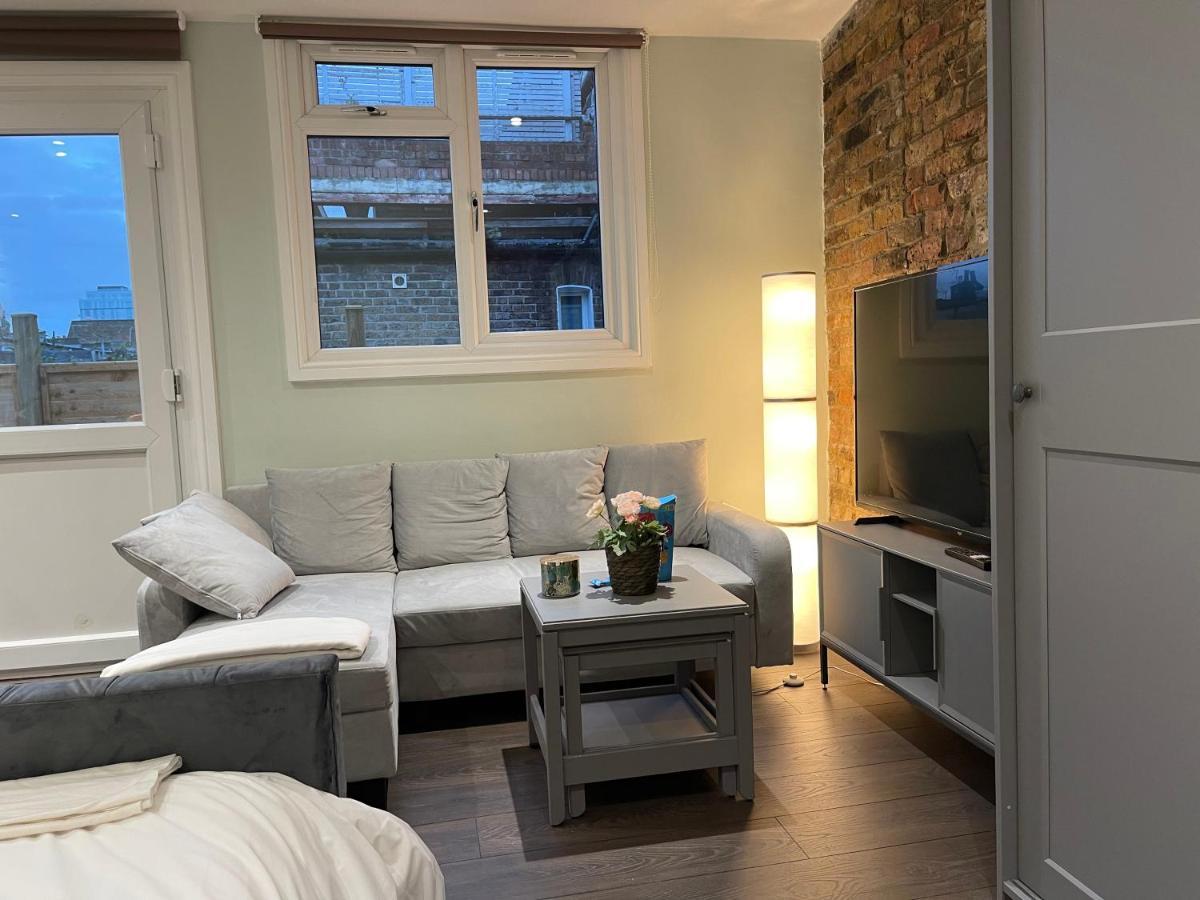 Cosy Flat With Balcony In Heart Of Leilighet London