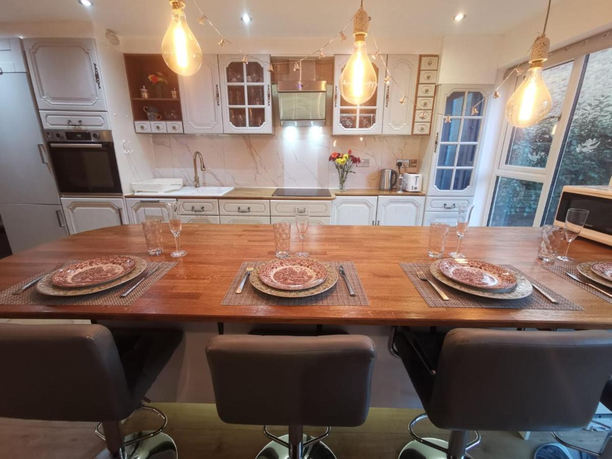 Vakantiehuis Free Parking - 4 Bed - 3 Bath - Sofa Bed - Digital Lock Entry