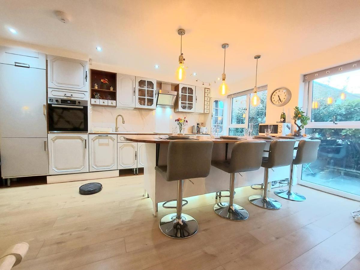 Free Parking - 4 Bed - 3 Bath - Sofa Bed - Digital Lock Entry Vakantiehuis