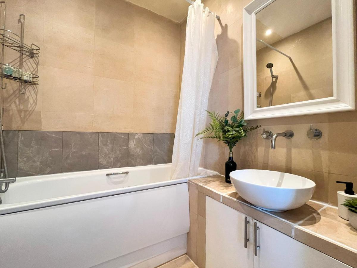 Stylish Flat Near Westfield & O2 Shepherd's Bush Apartment