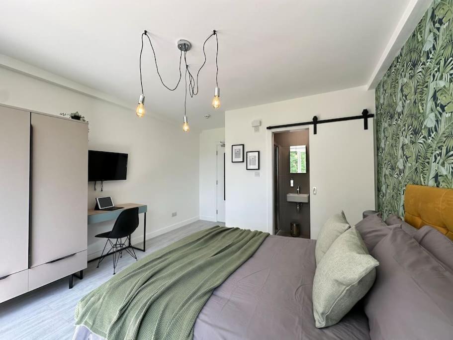Chic 5-br, Ensuites With Tvs Holiday home