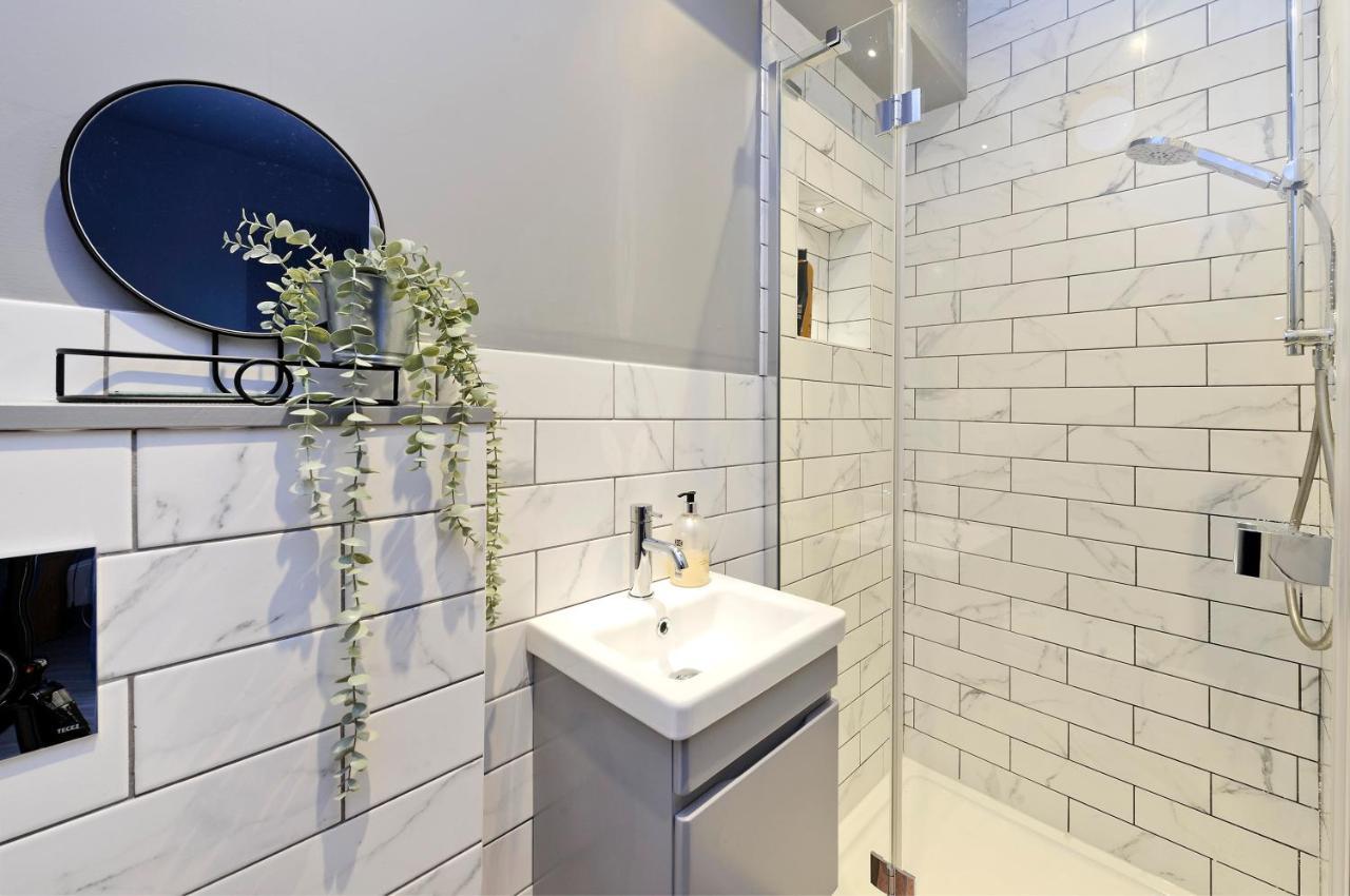 Stylish Family By Twickenham Stadium By Underthedoormat Apartment London