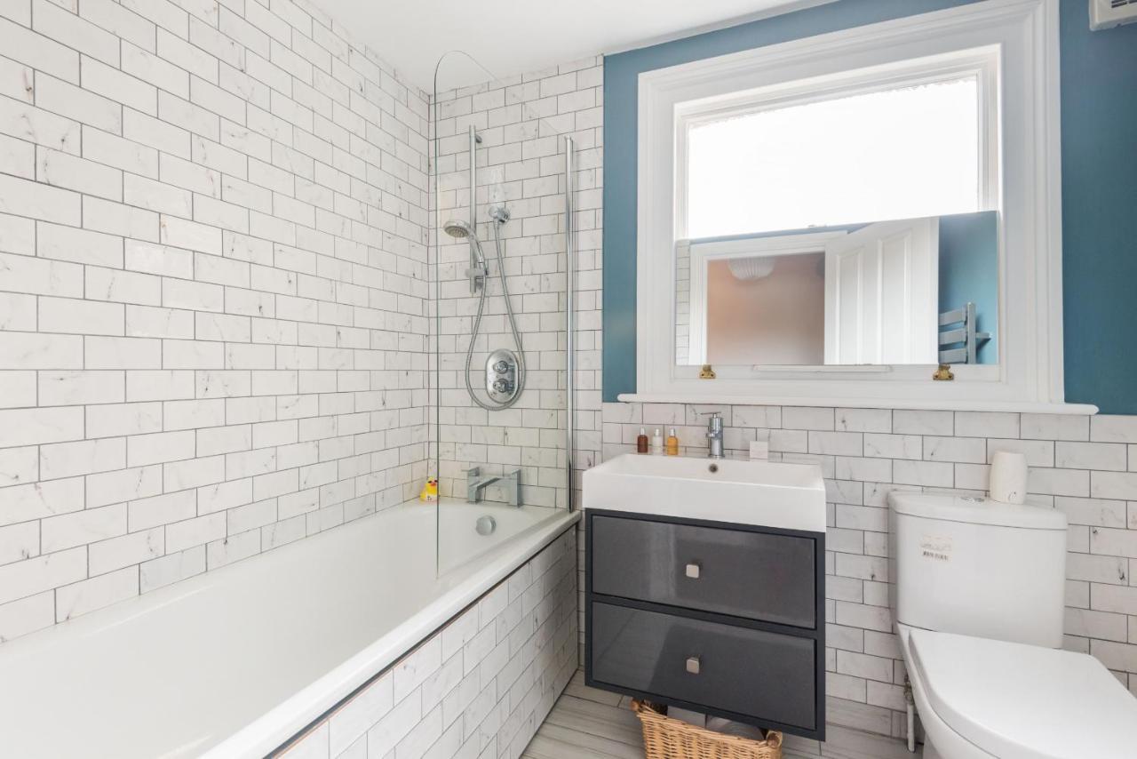 Apartment Stylish Family By Twickenham Stadium By Underthedoormat London