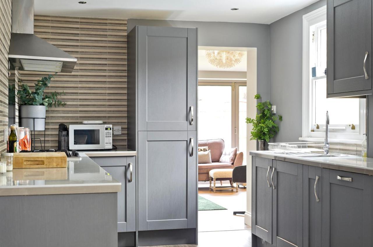 Apartment Stylish Family By Twickenham Stadium By Underthedoormat *