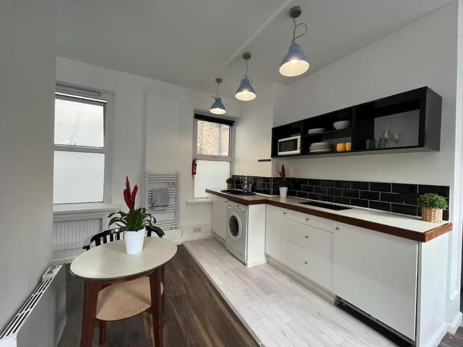 Glasshouse Yard Studio's F1 Apartment *