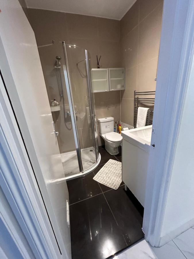 New! Supreme - Near Tube Stations Londen