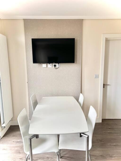 Luxurious 2 Bedroom Flat In * London