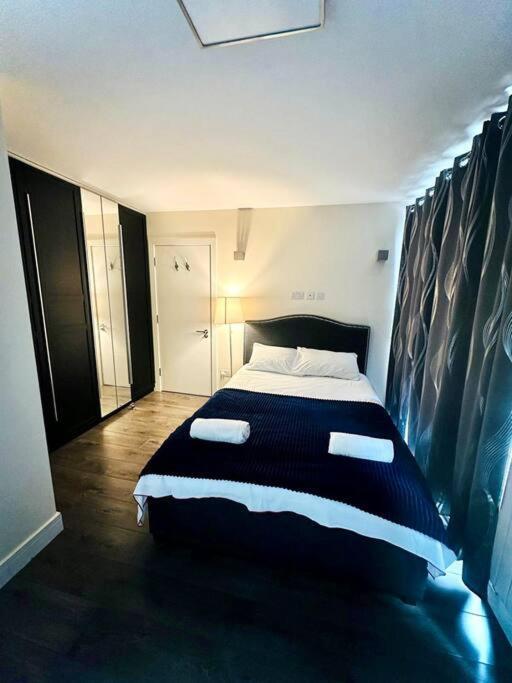 Luxurious 2 Bedroom Flat In * London