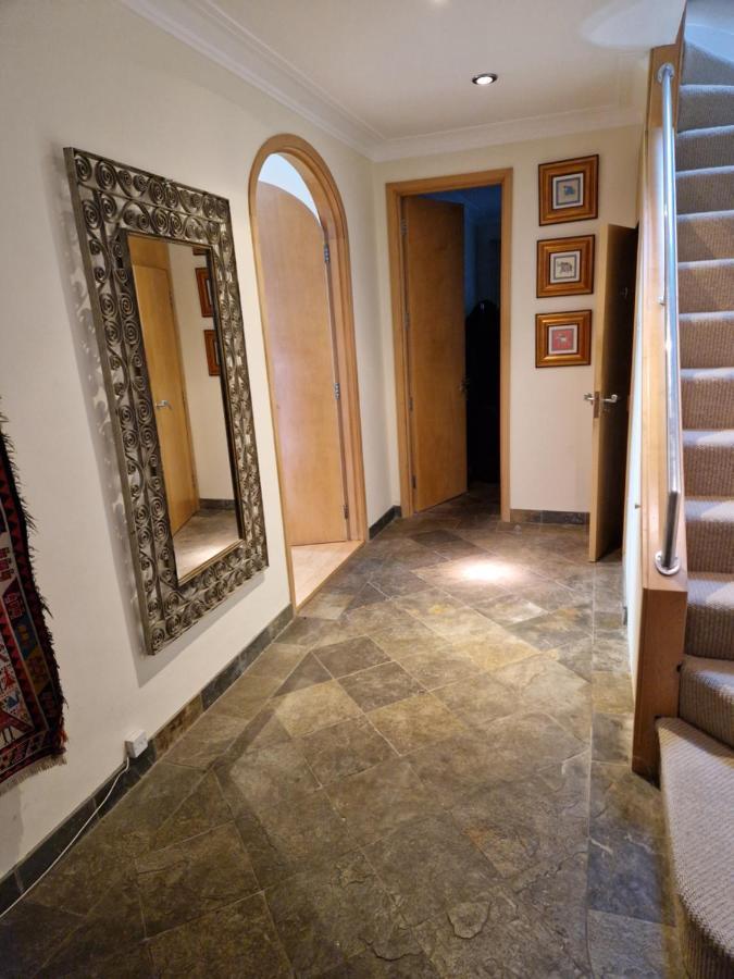 Stunning 5 Bedroom Putney House *