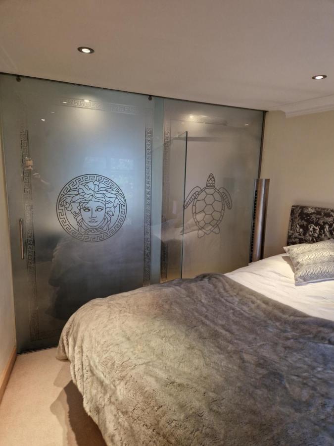Stunning 5 Bedroom Putney House *