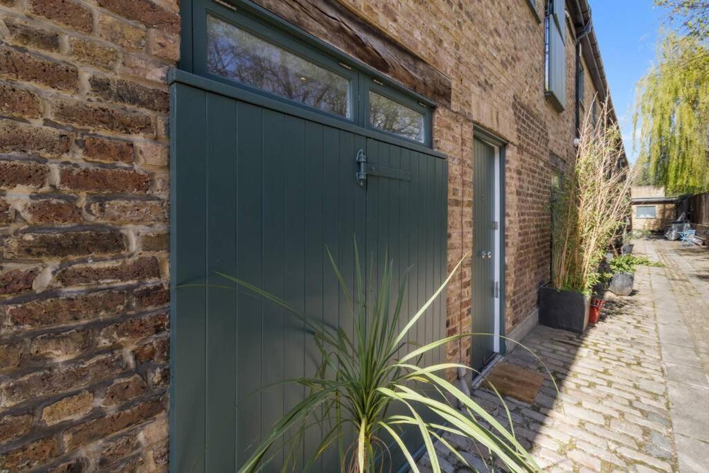 2 Bed Private Townhouse Mews, King's Cross * Londen