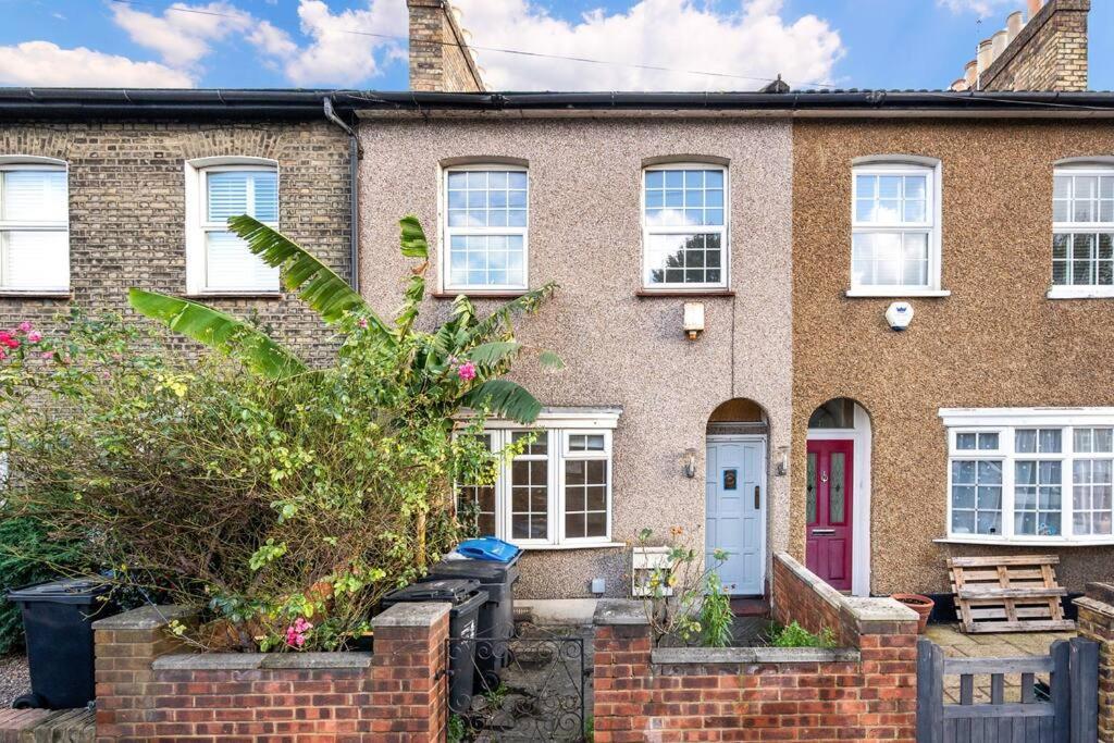 Cosy 3 Bed In Colliers Wood * Londen