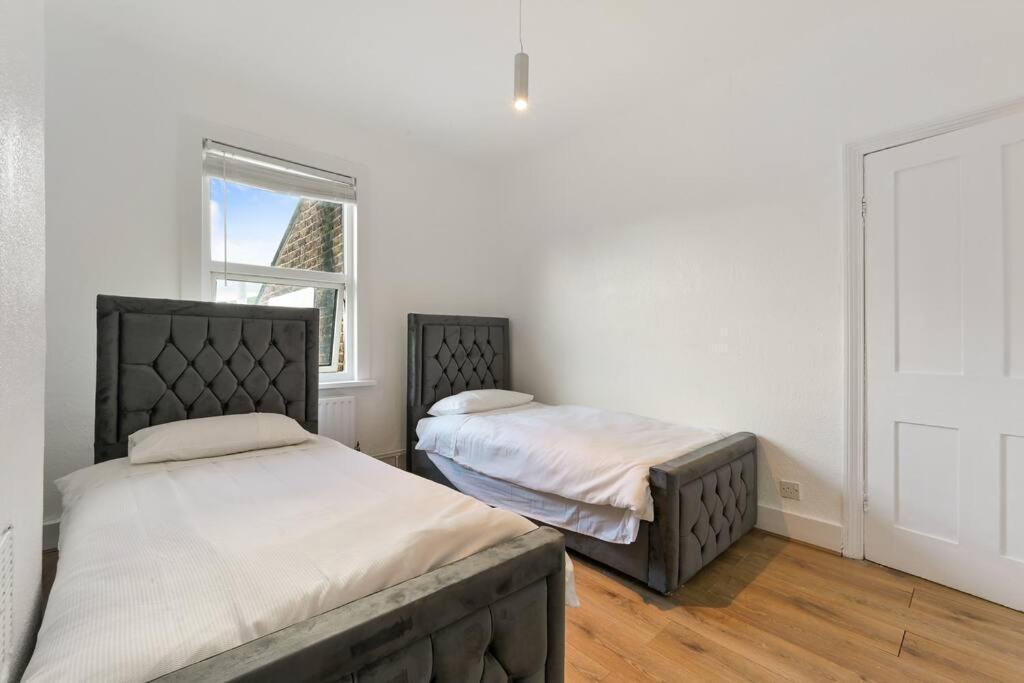 Cosy 3 Bed In Colliers Wood Londen