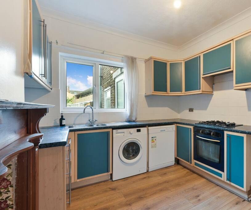 Cosy 3 Bed In Colliers Wood Londen