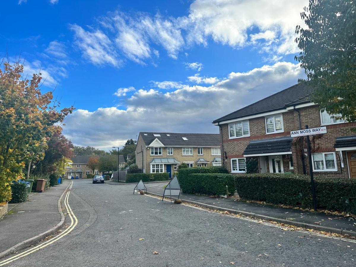 Holiday home 3 Bedroom House 2 Stops From Bridge London