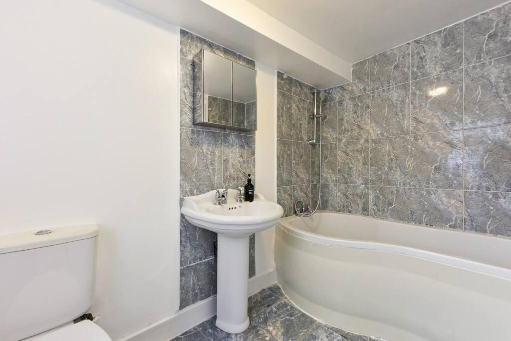 Cosy 3 Bed In Colliers Wood Vakantiehuis Londen