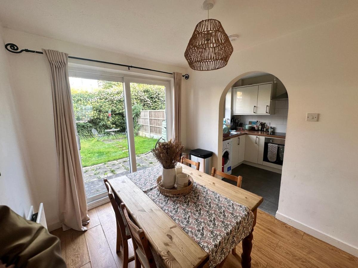3 Bedroom House 2 Stops From Bridge *