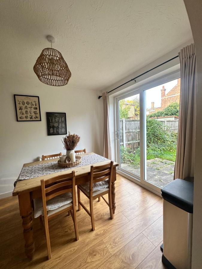 3 Bedroom House 2 Stops From Bridge Holiday home London