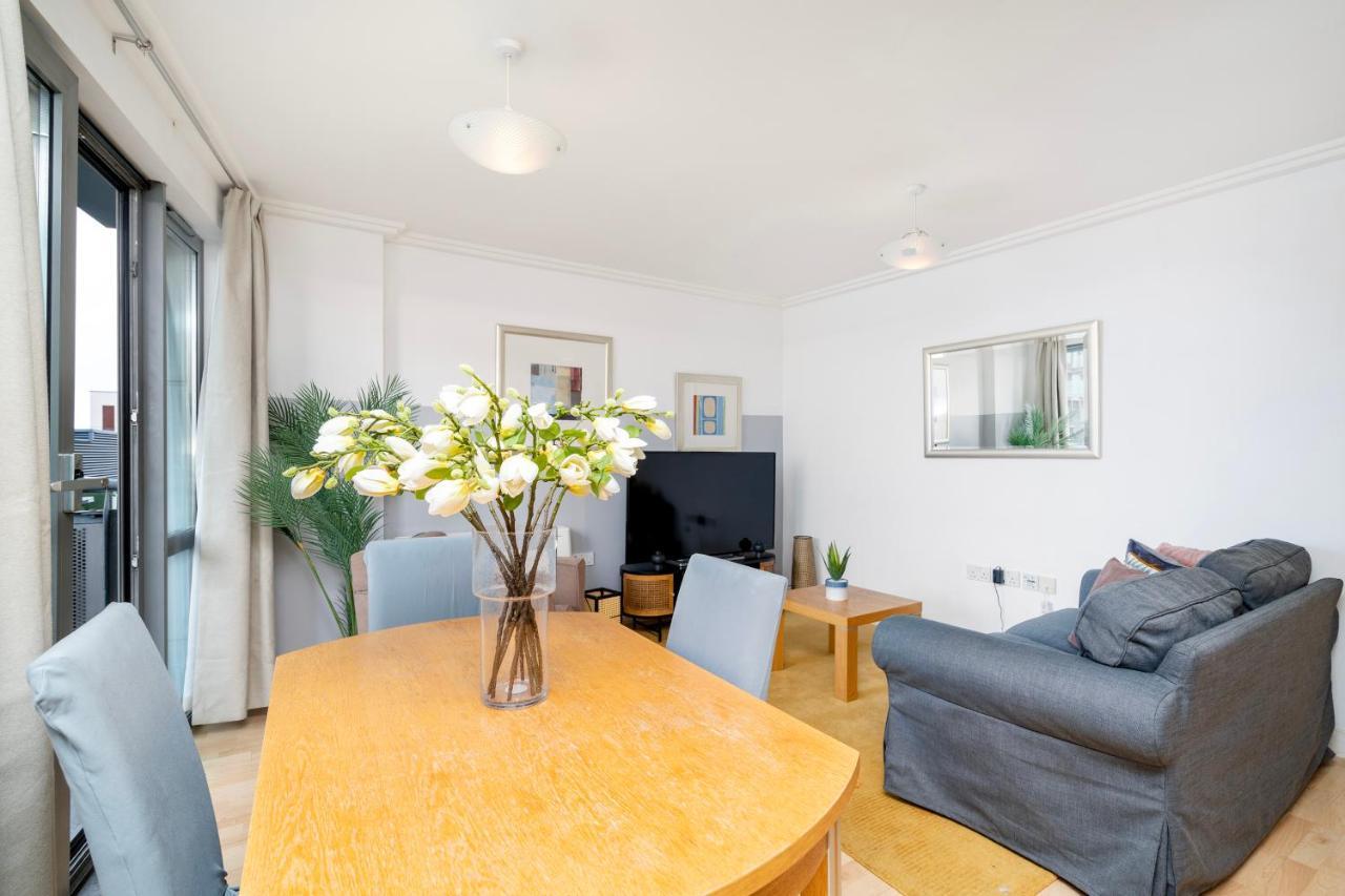 Apartment Cosy Flat Right Opp Tube Station London