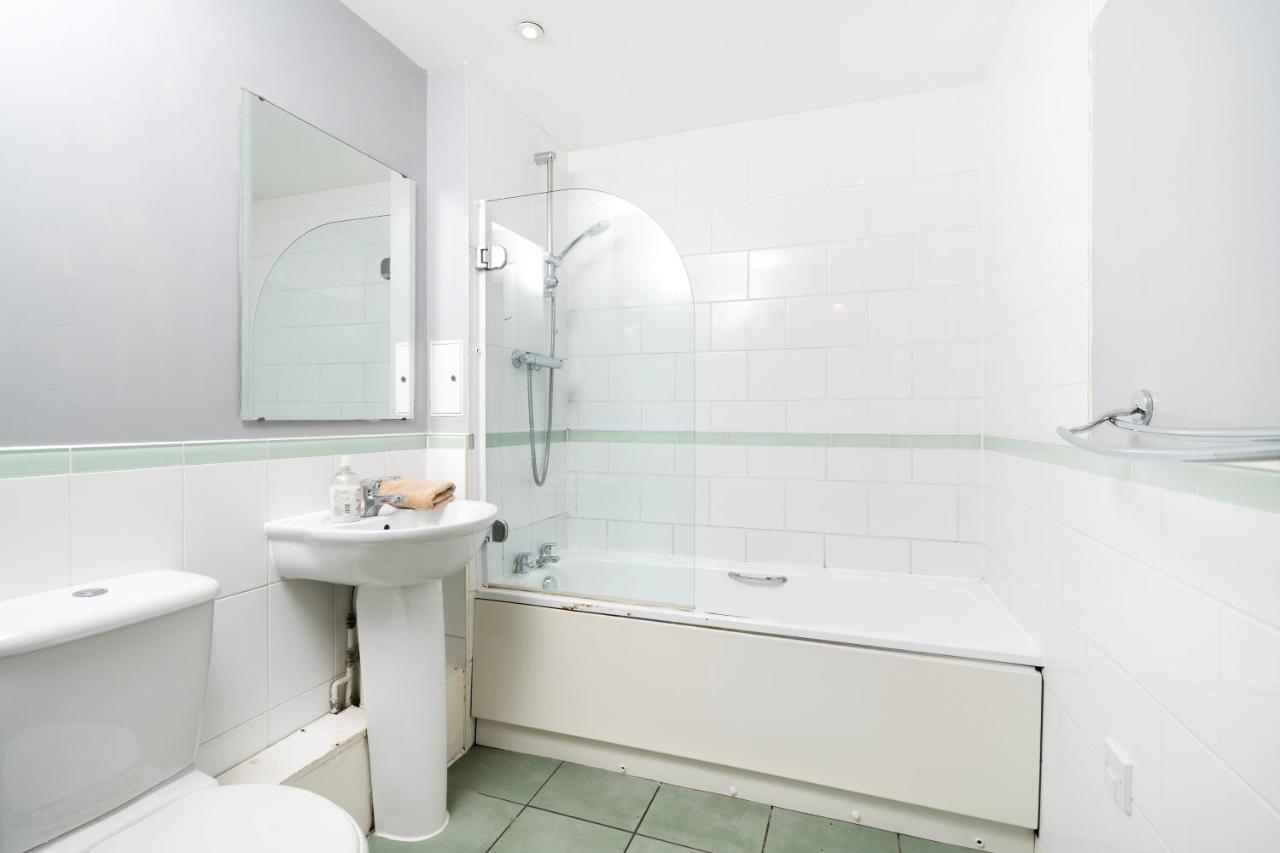 Cosy Flat Right Opp Tube Station * London