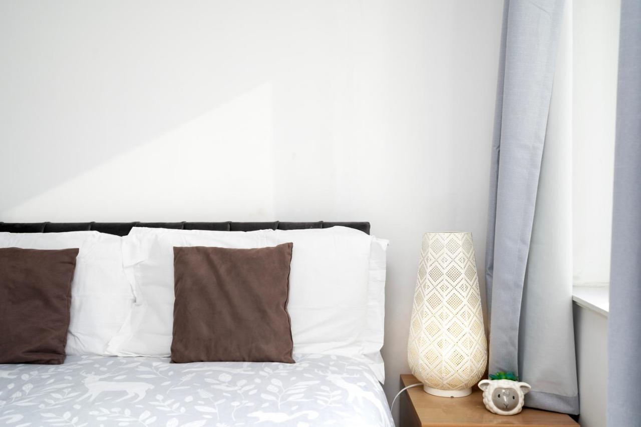 Cosy Flat Right Opp Tube Station Apartment London