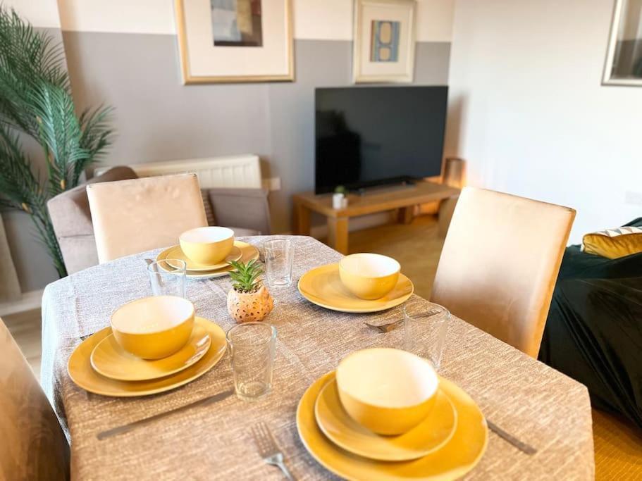 Cosy Flat Right Opp Tube Station London