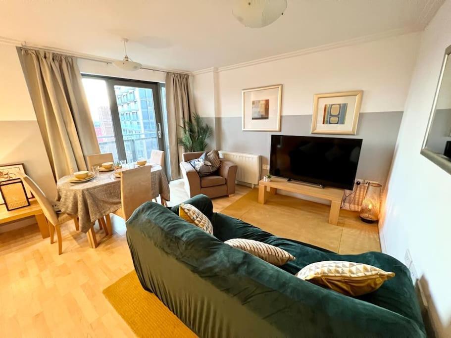 Apartment Cosy Flat Right Opp Tube Station