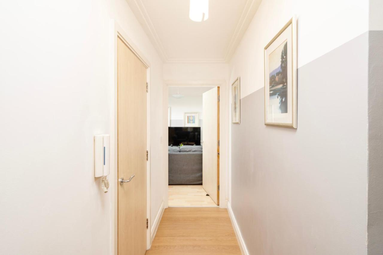 Cosy Flat Right Opp Tube Station Apartment *