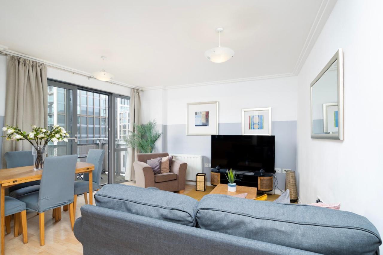 Cosy Flat Right Opp Tube Station * London