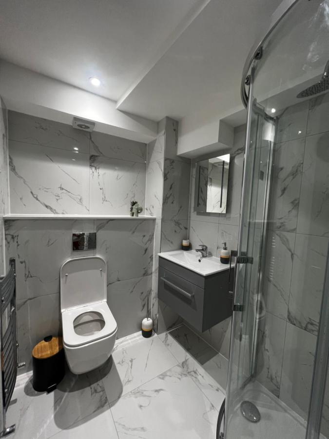 Flat In Leilighet