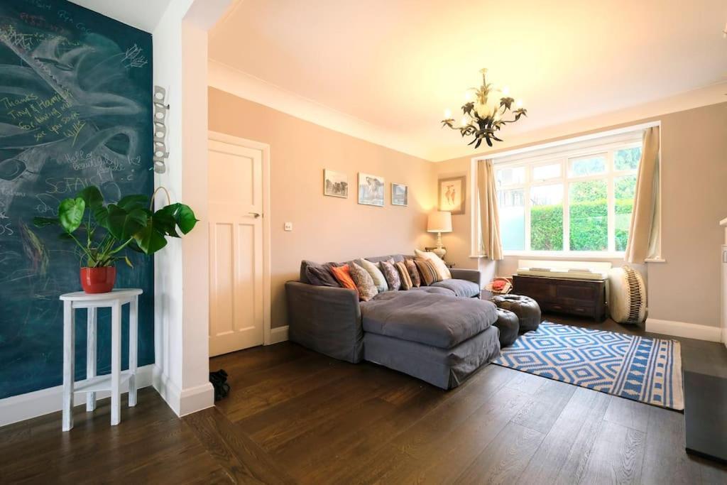 A Beautiful And Welcoming And Garden *