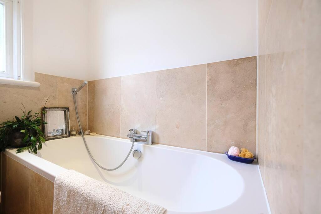 A Beautiful And Welcoming And Garden Holiday home *
