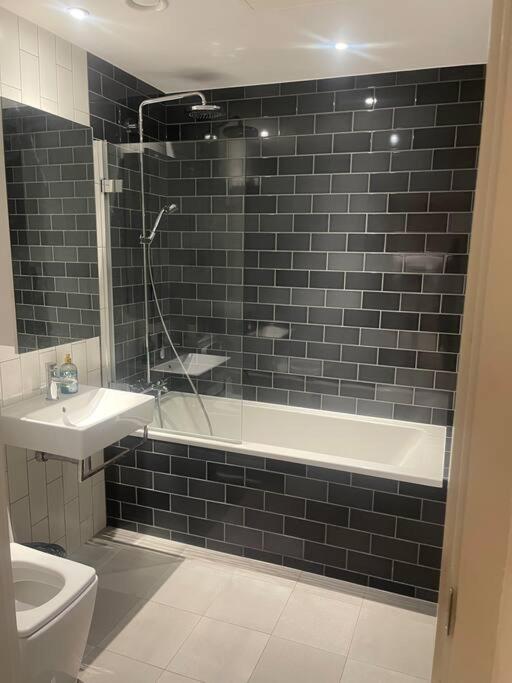 Stunning 2 Bedroom Apartamento