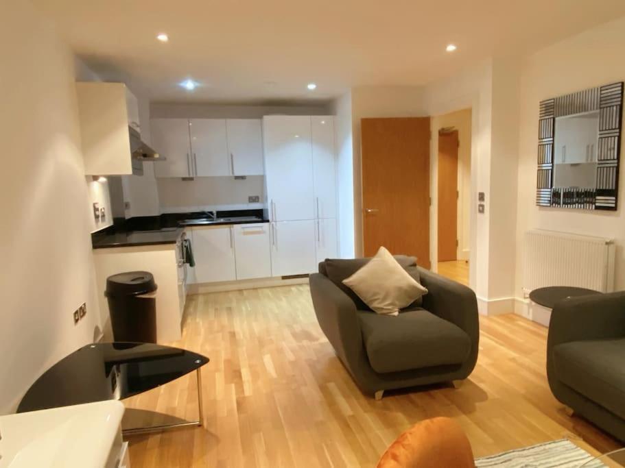 1 Bed 1 Bath Modern Zone 2 *