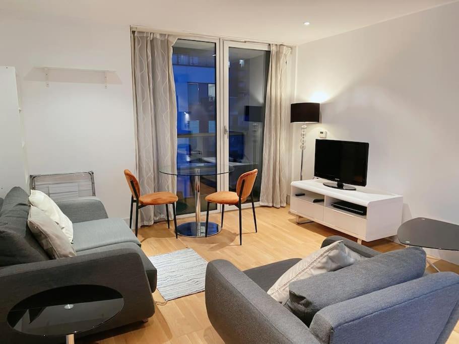 Apartment 1 Bed 1 Bath Modern Zone 2 *