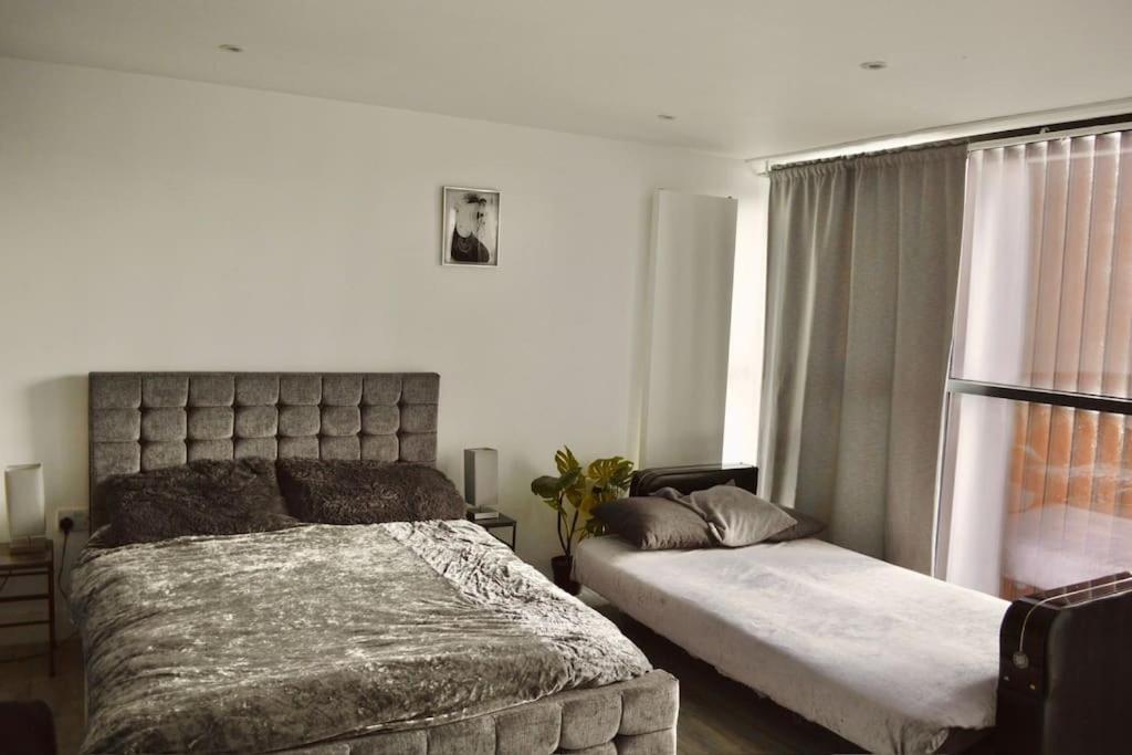 9b - The Bricklane Artistic Studio Apartment London