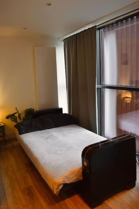 9b - The Bricklane Artistic Studio Apartment *