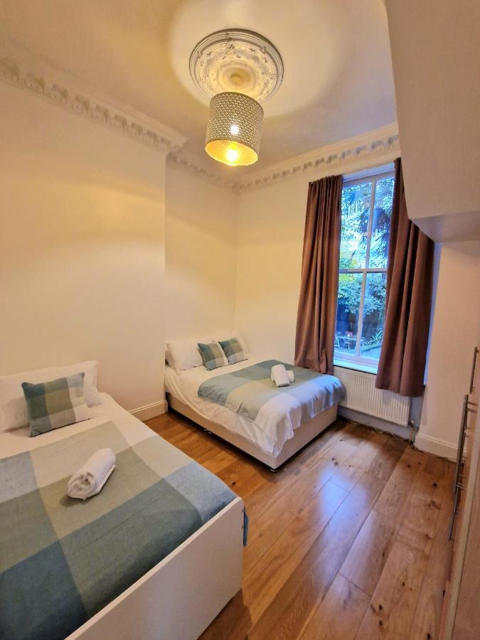 Lovely Ground Floor With High Ceiling And A Private Garden By Earl's Court Station *