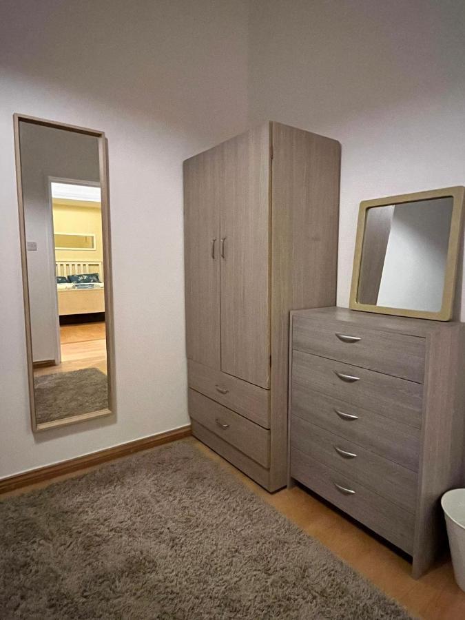 2 Bedroom Flat In Leicester Square *