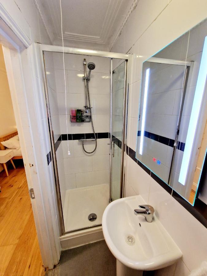 Leilighet Lovely Ground Floor With High Ceiling And A Private Garden By Earl's Court Station