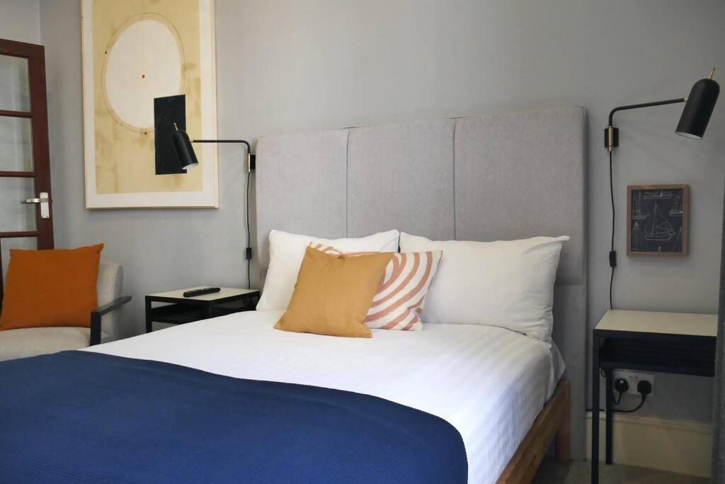 Bright Angel / Clerkenwell Apartment London