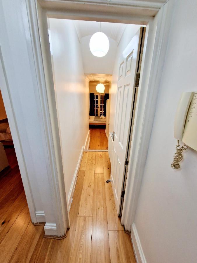 Lovely Ground Floor With High Ceiling And A Private Garden By Earl's Court Station Leilighet London