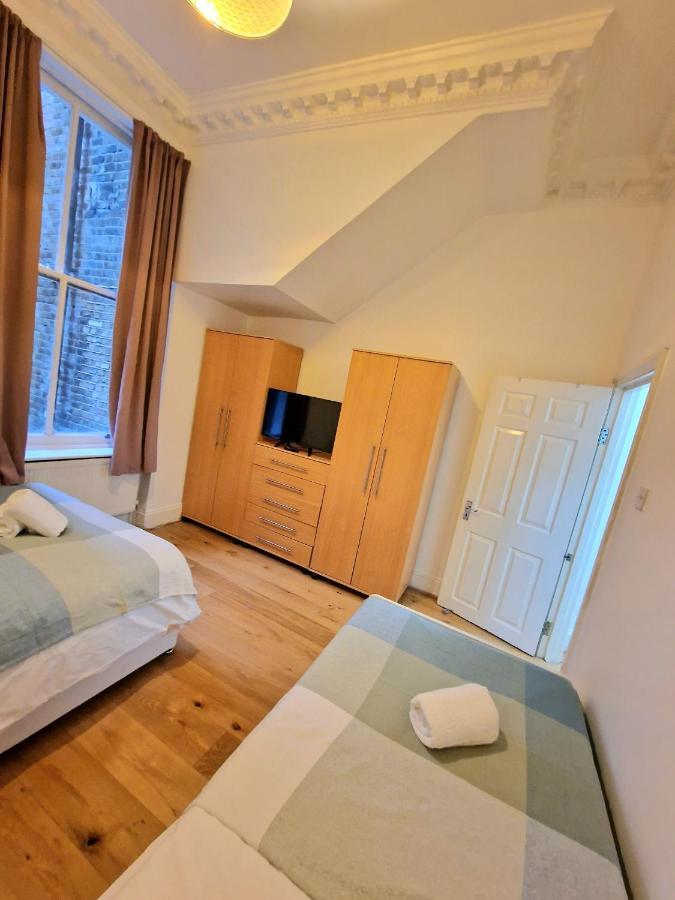 Lovely Ground Floor With High Ceiling And A Private Garden By Earl's Court Station London