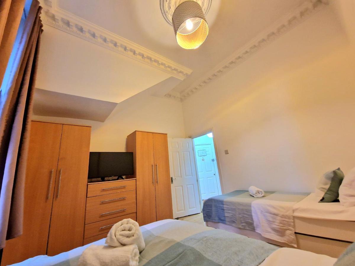 Lovely Ground Floor With High Ceiling And A Private Garden By Earl's Court Station *