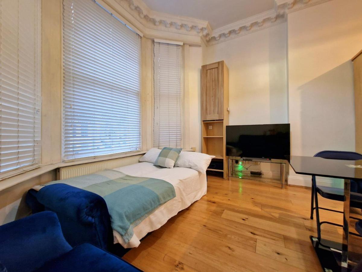 Leilighet Lovely Ground Floor With High Ceiling And A Private Garden By Earl's Court Station London