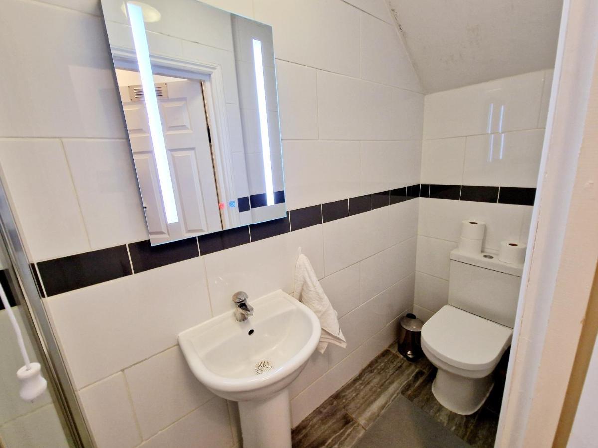 Lovely Ground Floor With High Ceiling And A Private Garden By Earl's Court Station Leilighet London