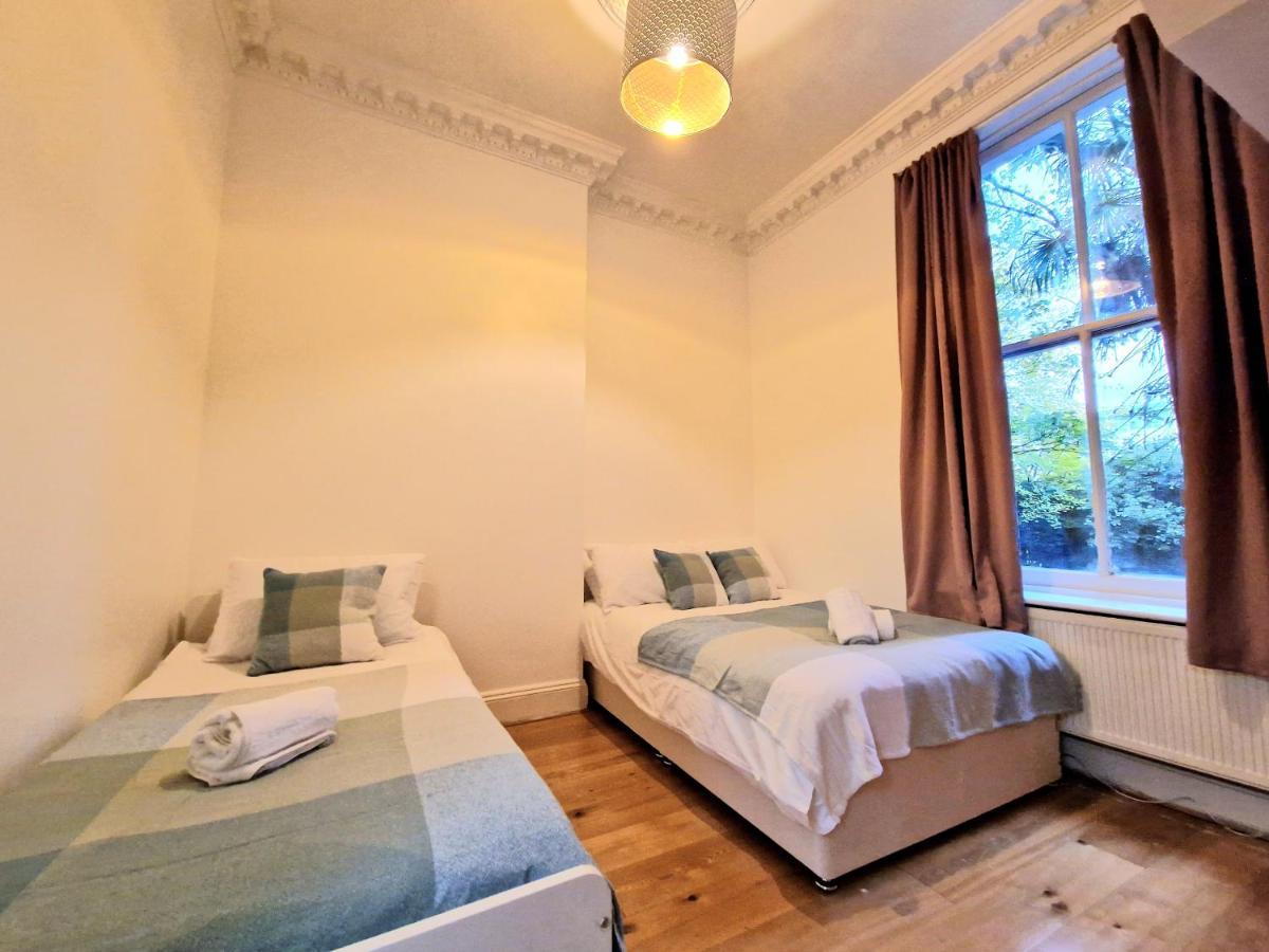 Lovely Ground Floor With High Ceiling And A Private Garden By Earl's Court Station Leilighet London