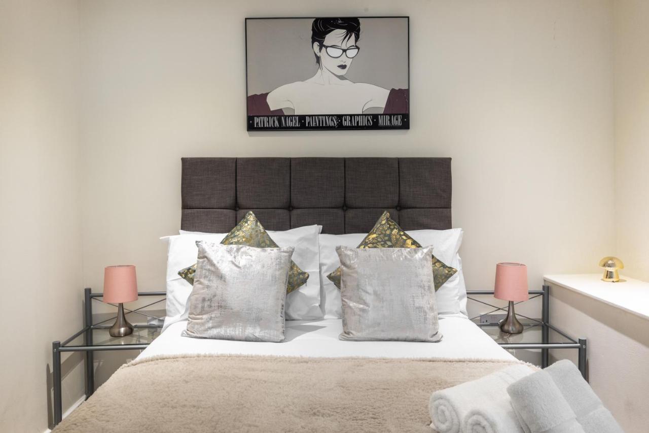 Stunning 3 Bed Townhouse Apartment *