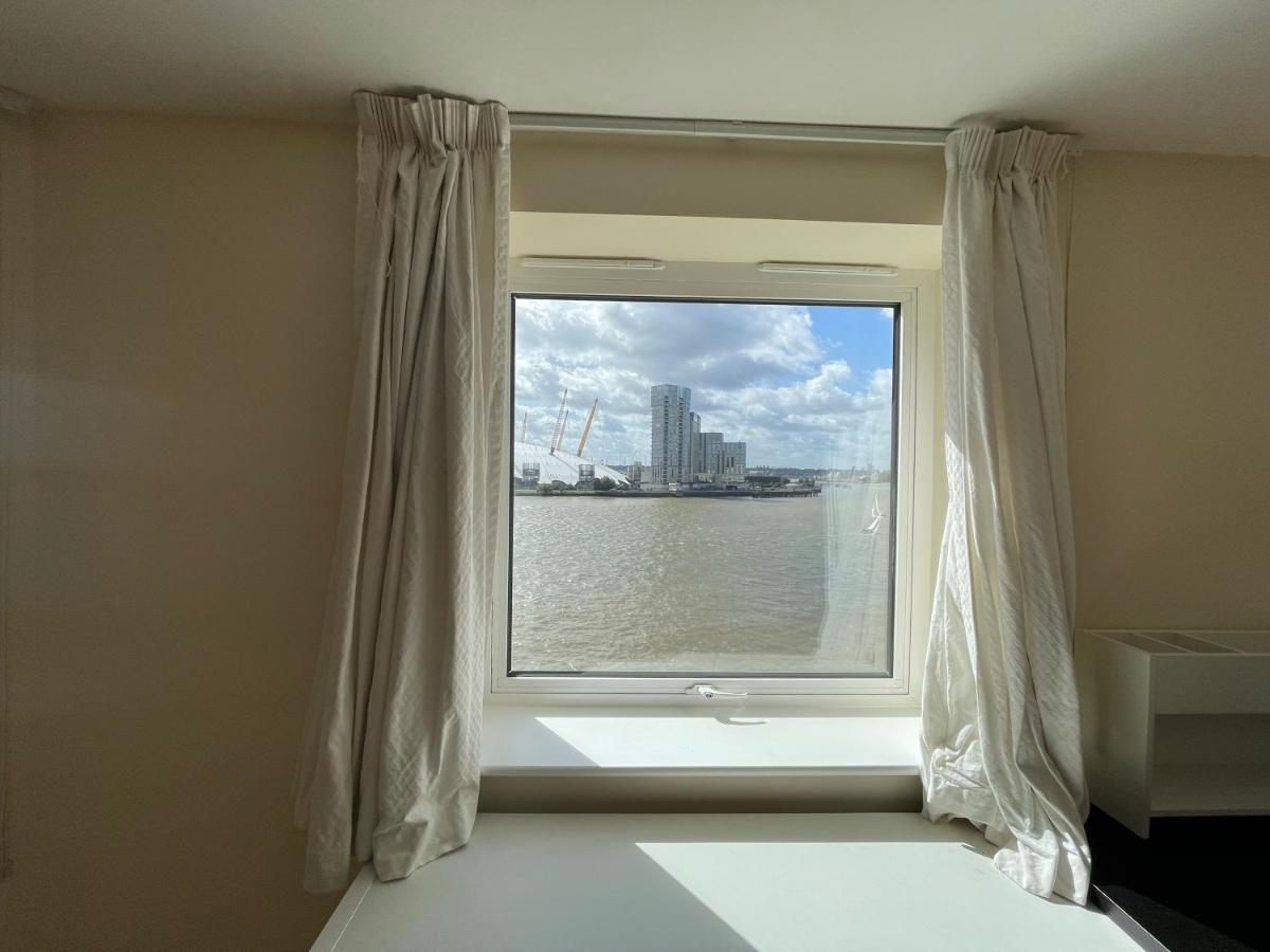 Homestay Very Large Ensuite With Wonderful View Over The River Thames In A Peaceful & Calm Residential Building - Shared Flat With 1 Host